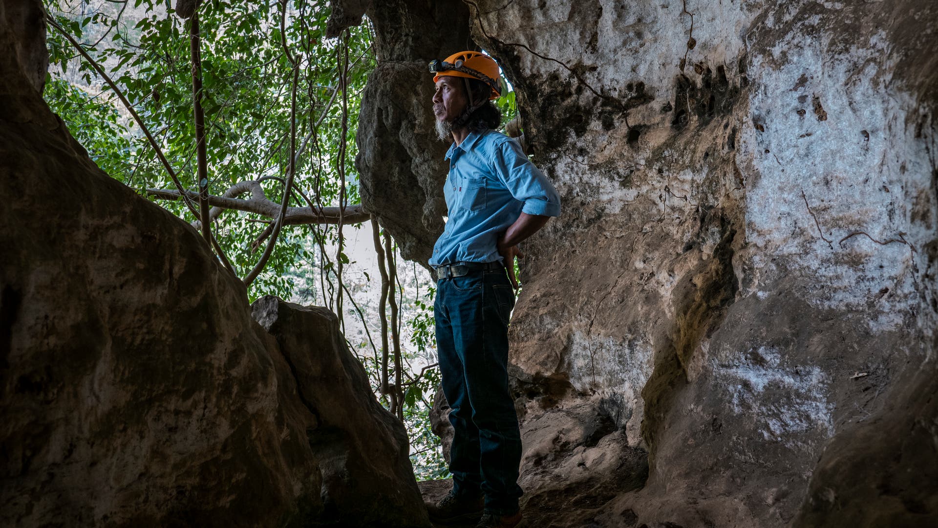 Um nicht zu viel Feuchtigkeit in die bemalte Höhle einzubringen, wartet Lebe an einer Felsöffnung. So lange, bis sein Körper einigermaßen abgekühlt ist. 