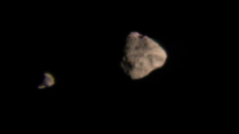 Der Hauptgürtel-Asteroid Dinkinesh, wird vom Doppelkörper Selam begleitet