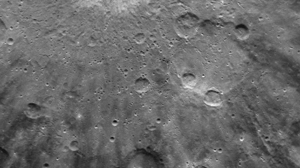 Detailaufnahme des Kraters Debussy