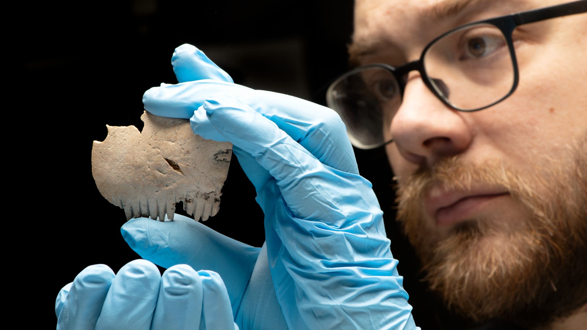 Engeland: embleem uit de ijzertijd gesneden uit een menselijke schedel