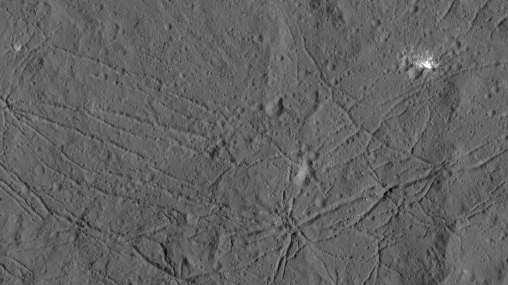 Furchen am Boden des Kraters Dantu