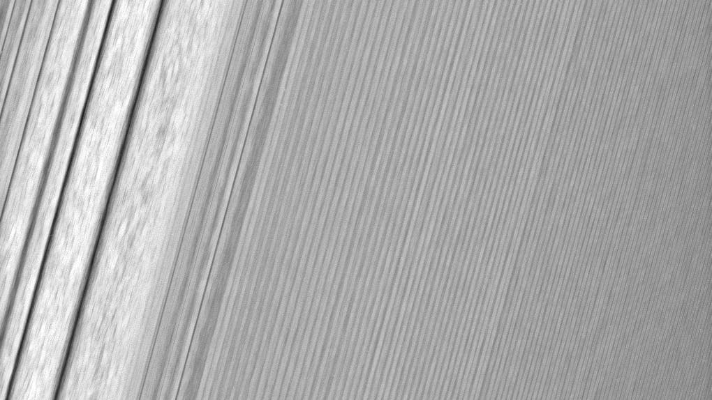 Verschiedene Arten von Dichtewellen in Saturns A-Ring