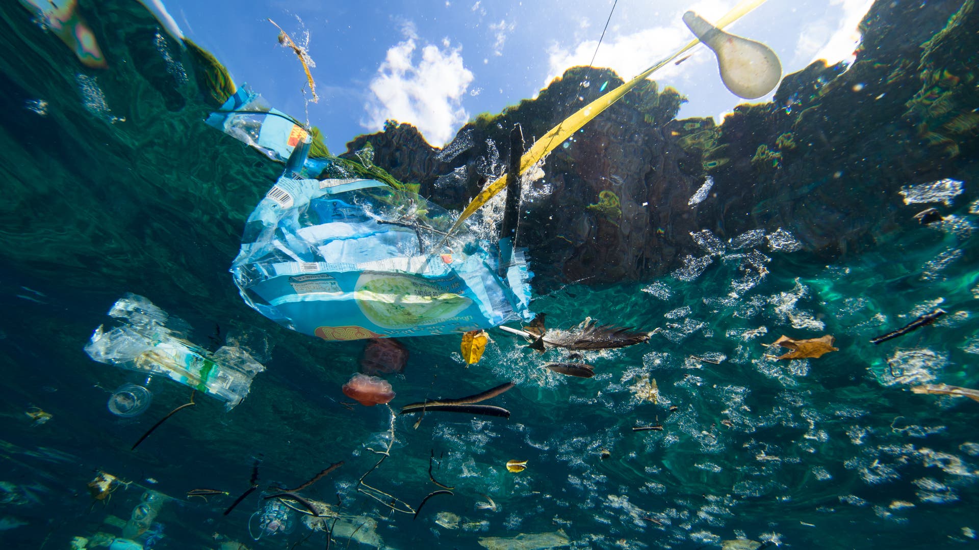 Mittelmeer: Bei Korsika Treibt Eine Große Plastikinsel Im Meer ...