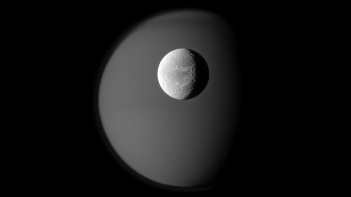 Dione passiert Titan