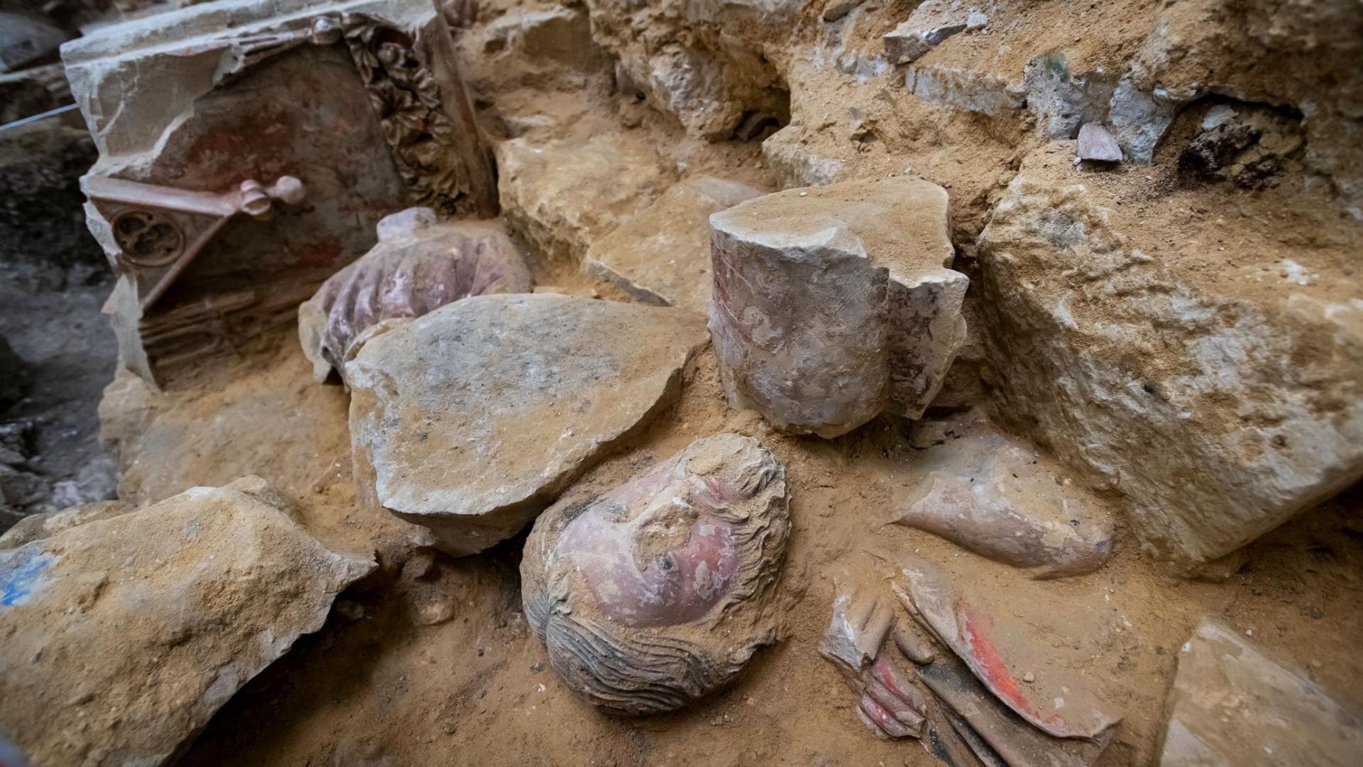 Bei einer Ausgrabung in Notre-Dame entdeckten Archäologen Skulpturfragmente aus dem Mittelalter.