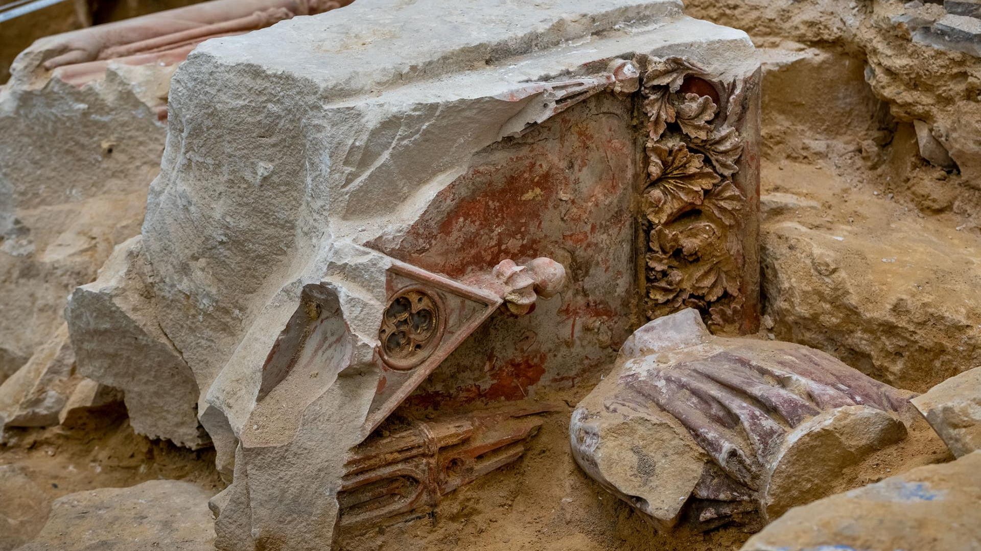 Bei einer Ausgrabung in Notre-Dame entdeckten Archäologen Skulpturfragmente aus dem Mittelalter.