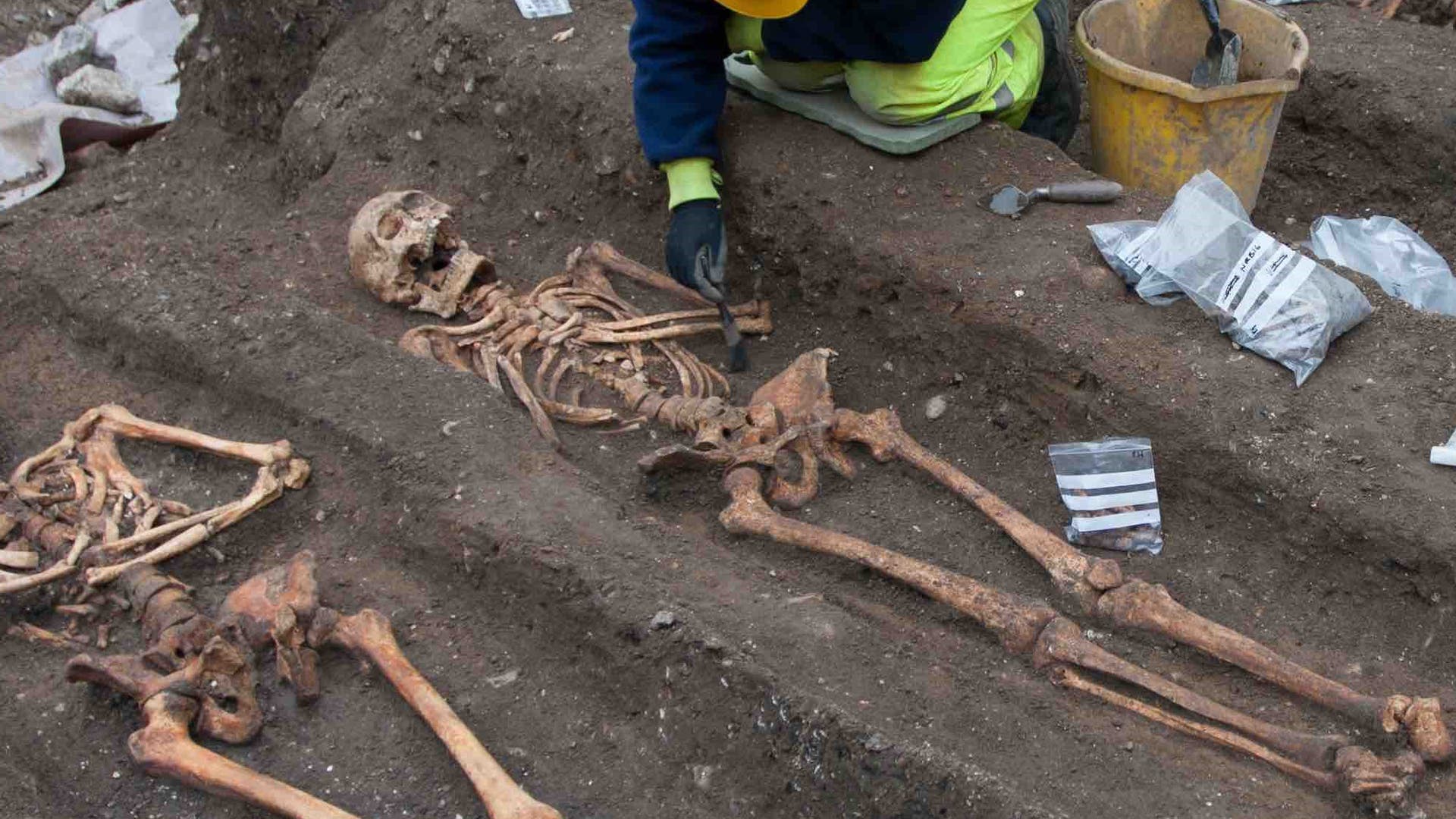 Tote Mönche bei der Exhumierung