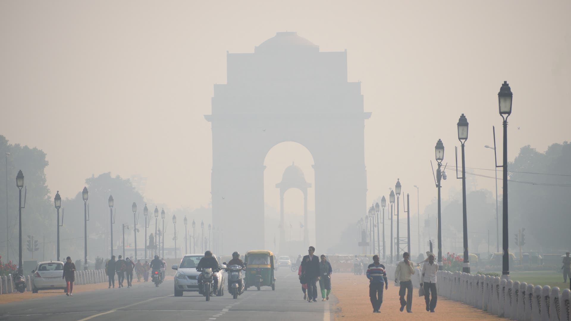 Wood fires make heavy smog in New Delhi