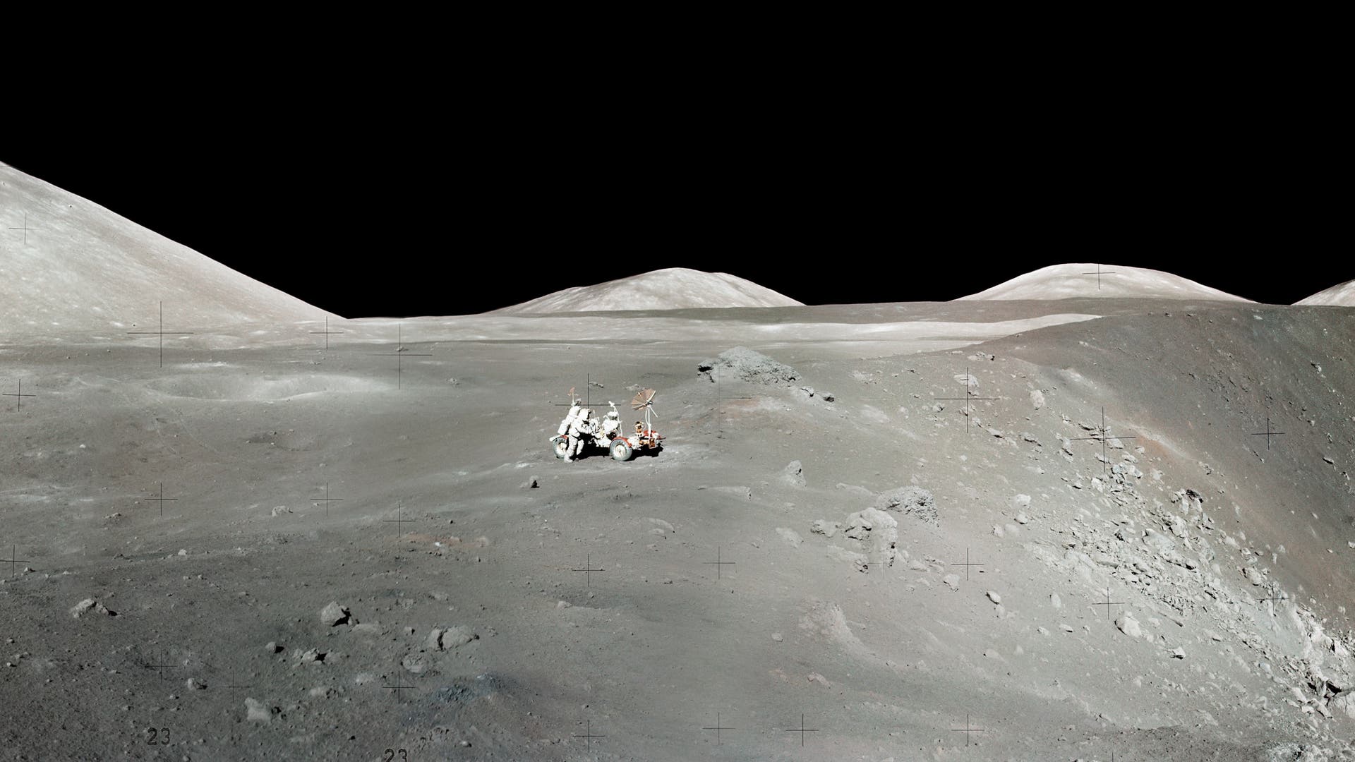 Harrison Schmitt arbeitet mit dem Lunar Rover