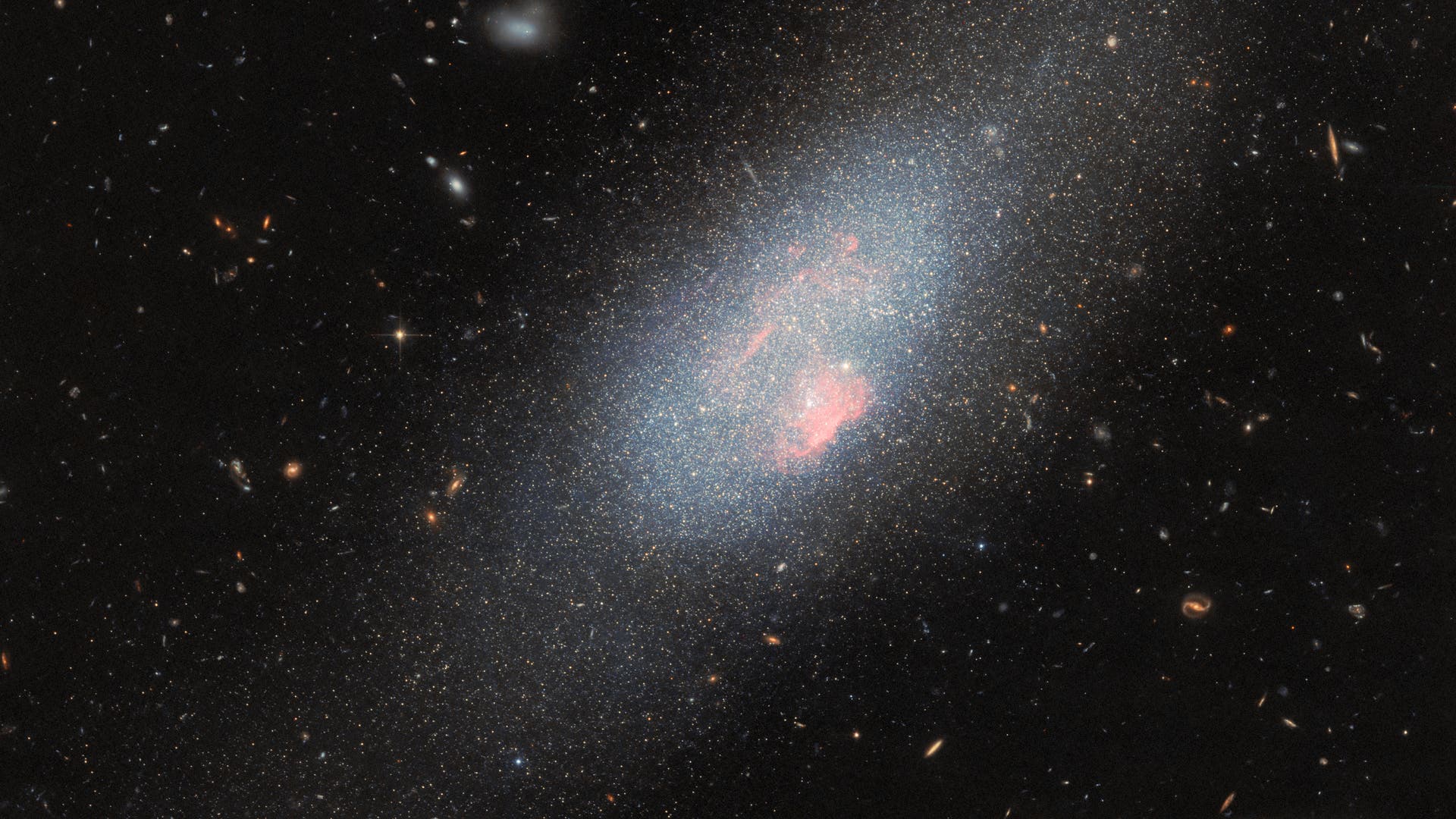 Bilder-der-Woche-Aktive-Sternentstehung-in-der-Zwerggalaxie-Markarian-178