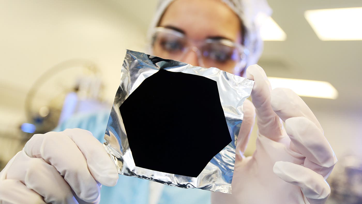 vantablack-schwarz-dunkelstes-material-jetzt-noch-schw-rzer-spektrum