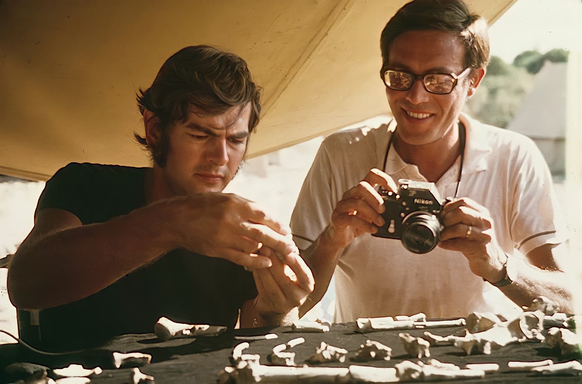 Donald Johanson und Maurice Taieb untersuchen 1974 die Knochen von Australopithecus afarensis (»Lucy«)