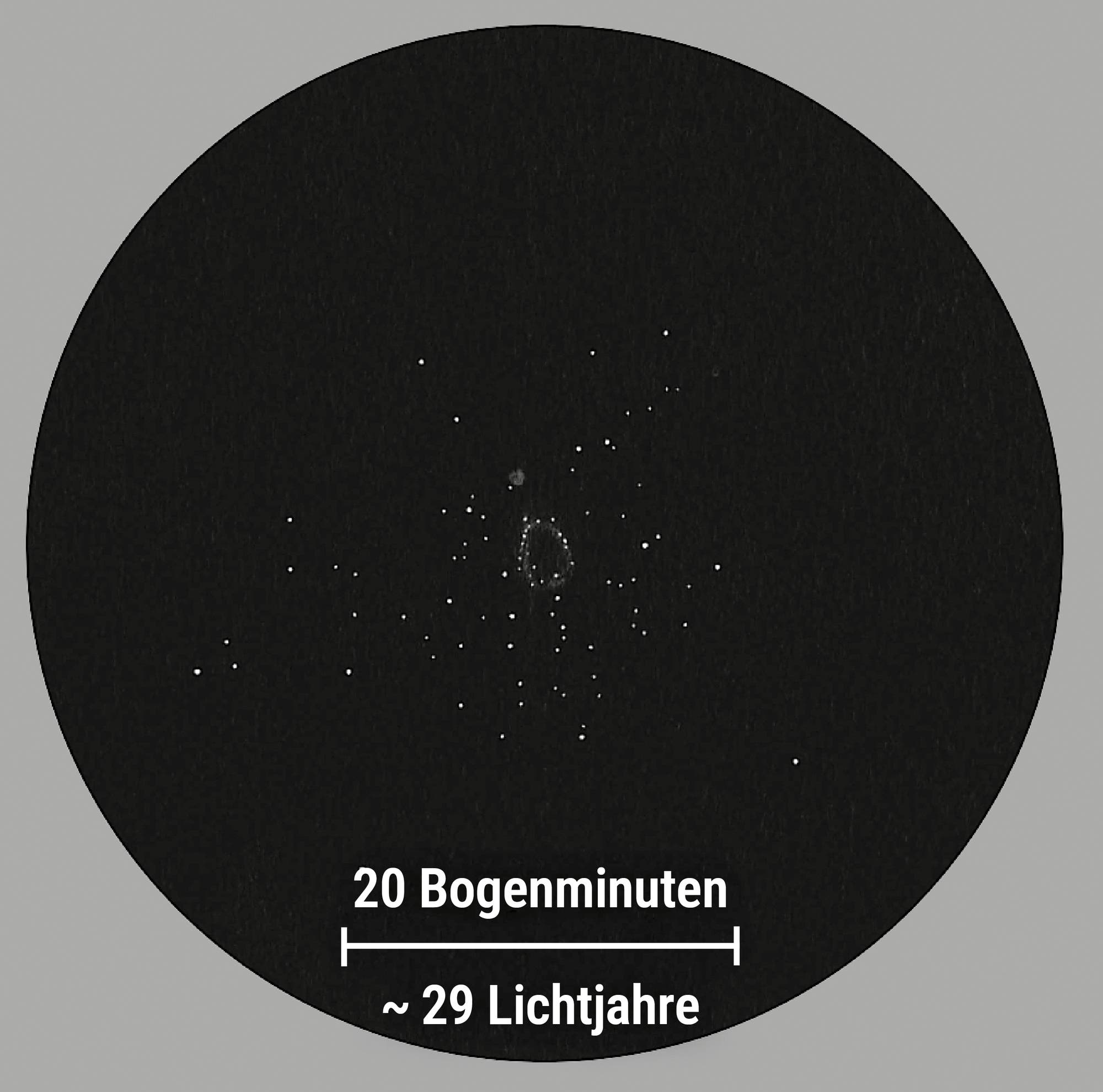 Zeichnung des offenen Sternhaufens Messier 46 und des Planetarischen Nebels NGC 2438, wie sie einem Beobachter in einem Amateurteleskop erscheinen.