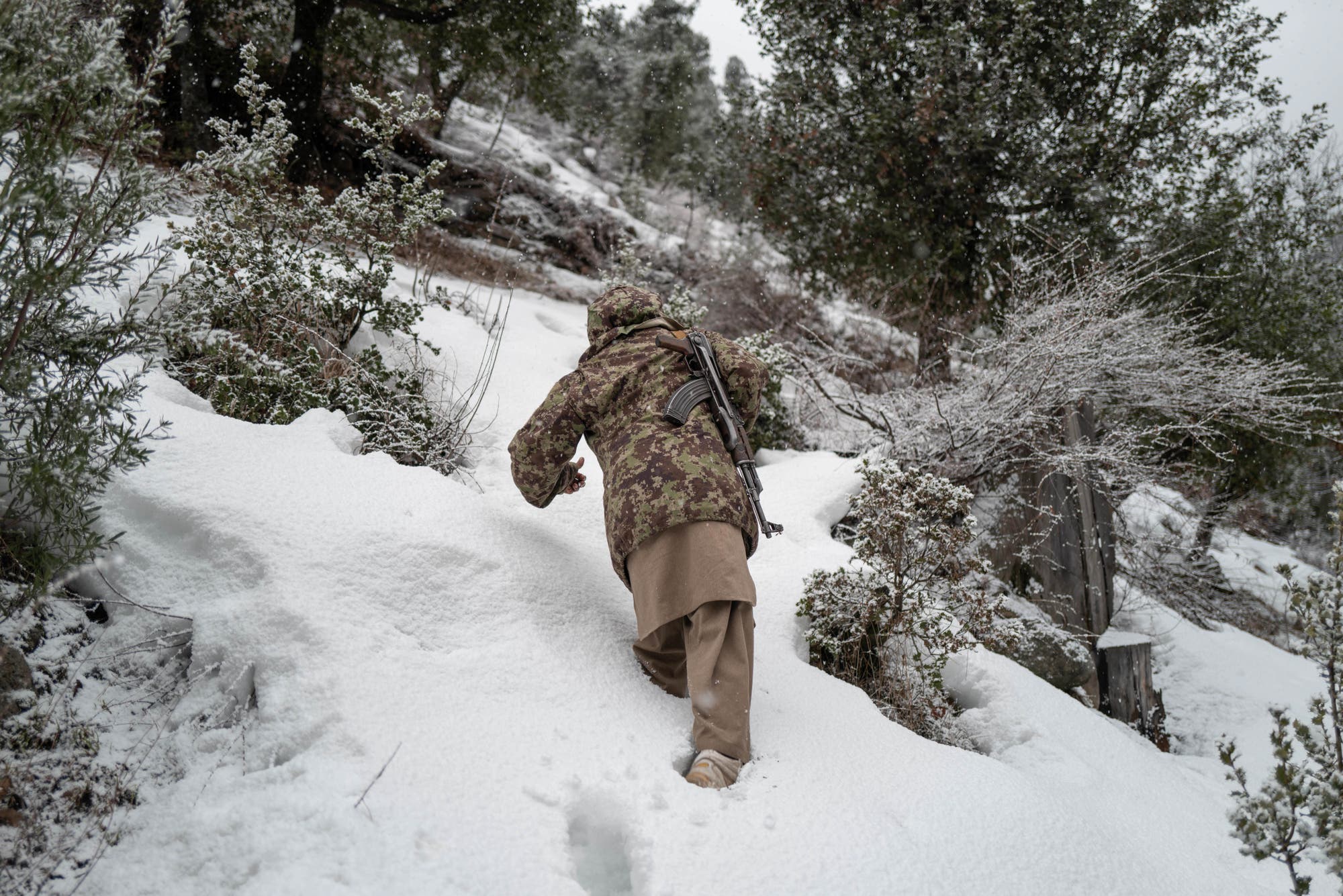 Ein örtlicher Gemeindevorsteher bahnt sich seinen Weg durch den Schnee im oberen Korengal-Tal in der Provinz Kunar.