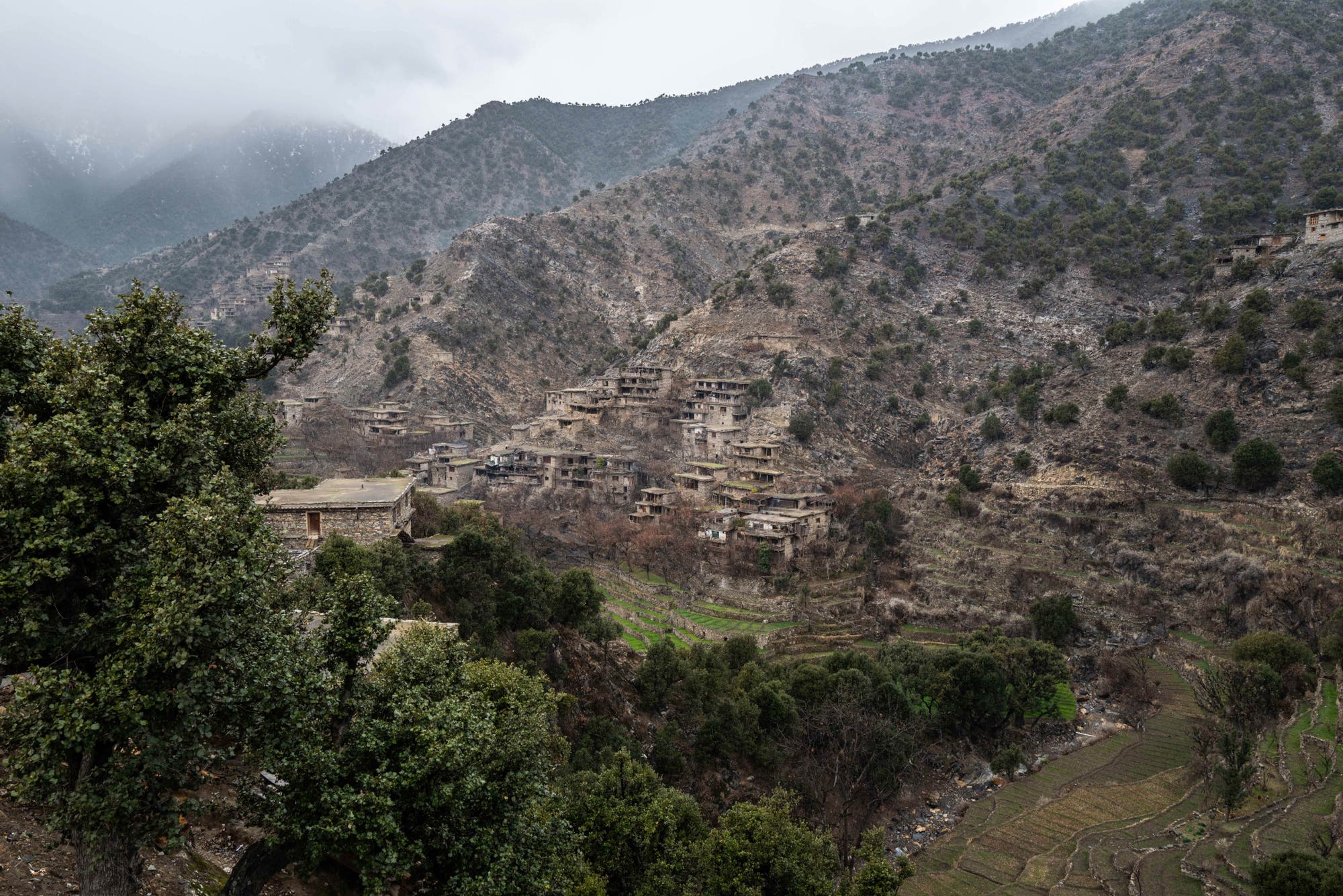 En las empinadas laderas del valle de Korengal hay muchas casas construidas con piedra y madera. 