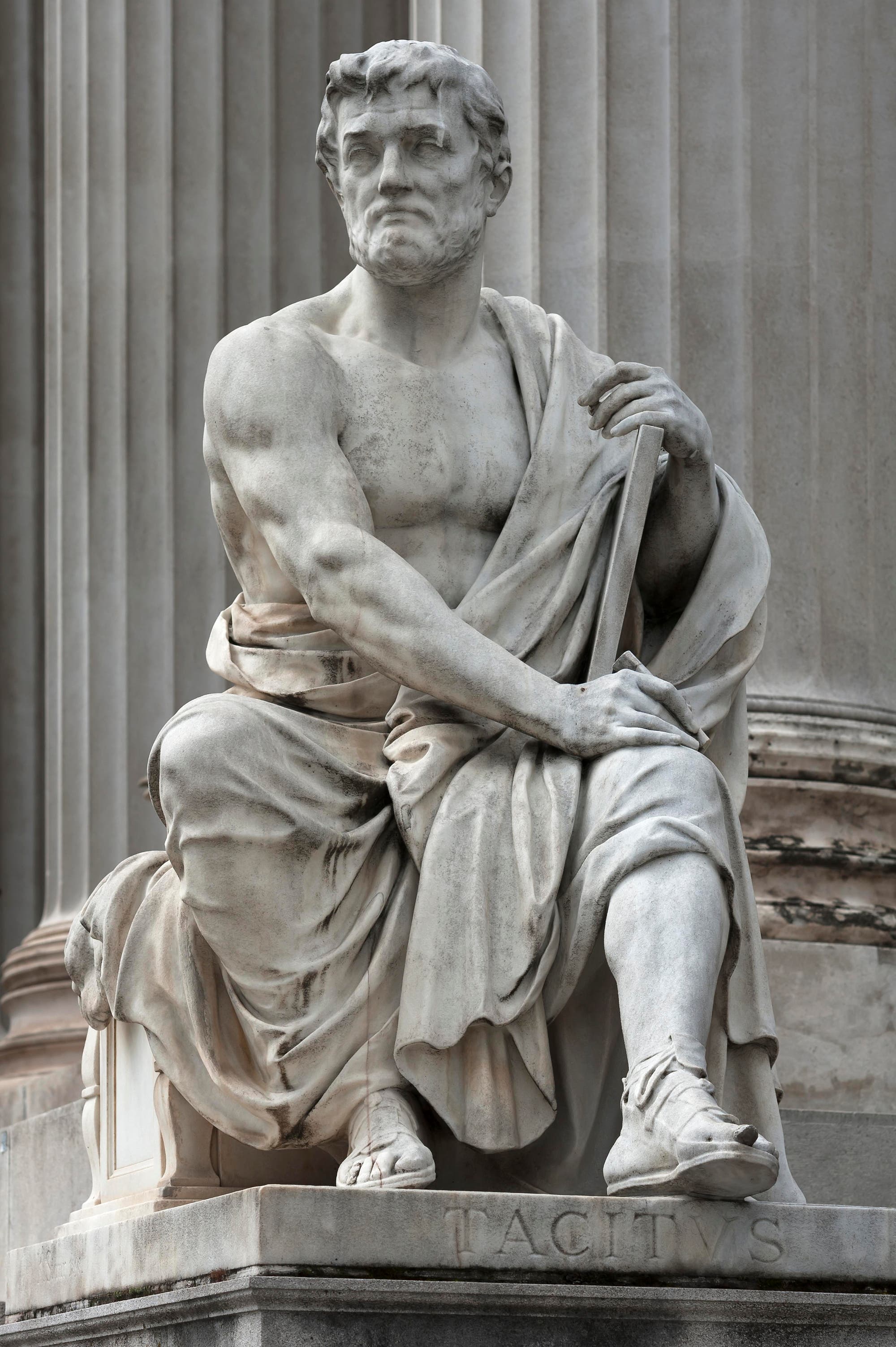 Statue des Tacitus vor dem Wiener Parlamentsgebäude.