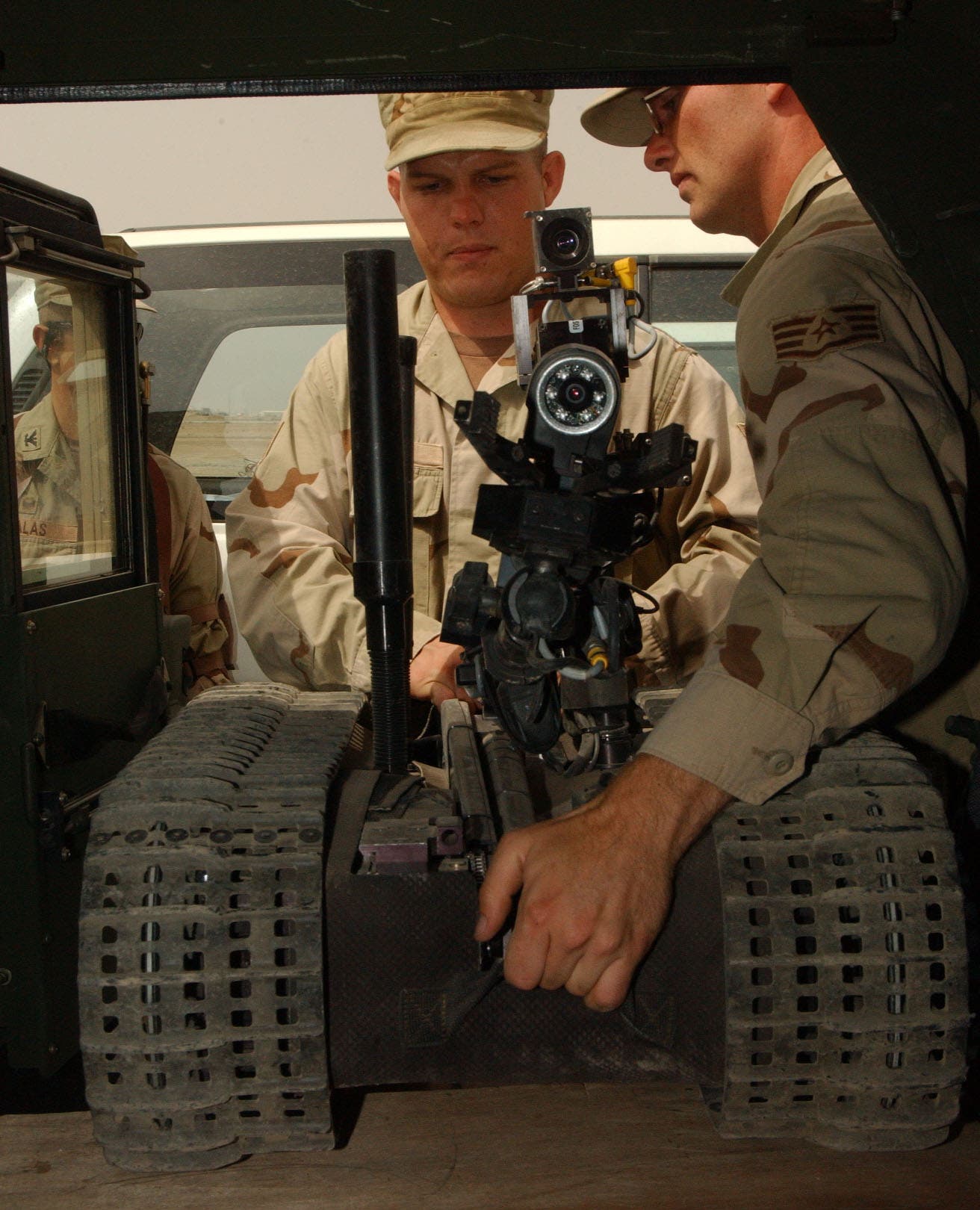 Amerikanische Soldaten beim Entladen ihres elektronischen Kameraden