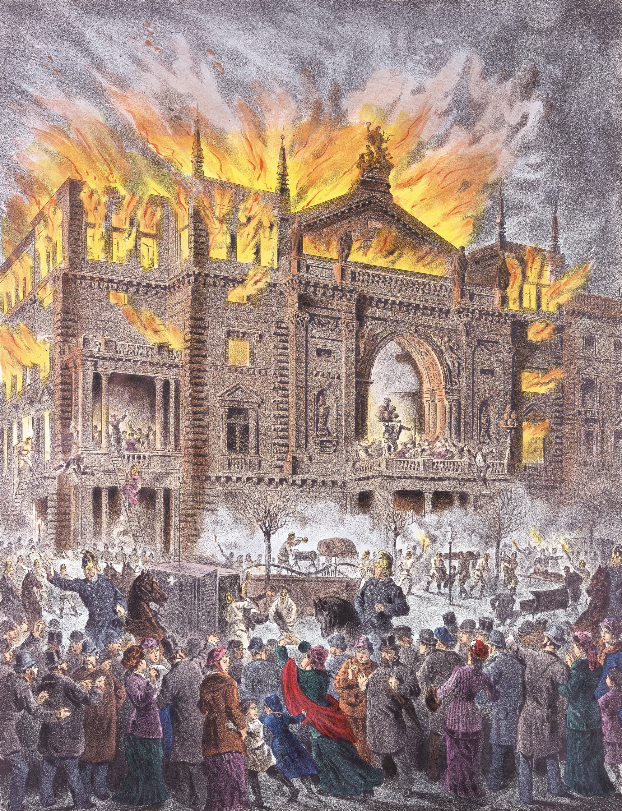 Ein großes Gebäude steht in Flammen, während Menschen in Panik fliehen. Das Feuer lodert aus den Fenstern und dem Dach. Im Vordergrund sind viele Menschen zu sehen, die sich in Eile entfernen, einige schauen zurück auf das brennende Gebäude. Feuerwehrleute versuchen, das Feuer zu bekämpfen, während andere Menschen auf Leitern aus dem Gebäude klettern. Pferdekutschen und Rauch sind ebenfalls sichtbar. Die Szene, eine kolorierte Lithografie, zeigt Chaos und Dringlichkeit.