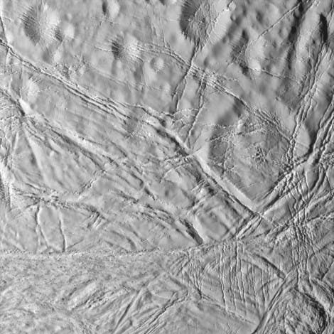 Die Oberfläche des Eismondes Enceladus