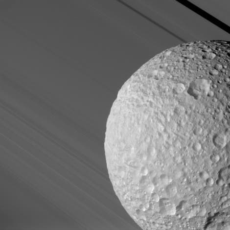 Mimas vor den Saturnringen
