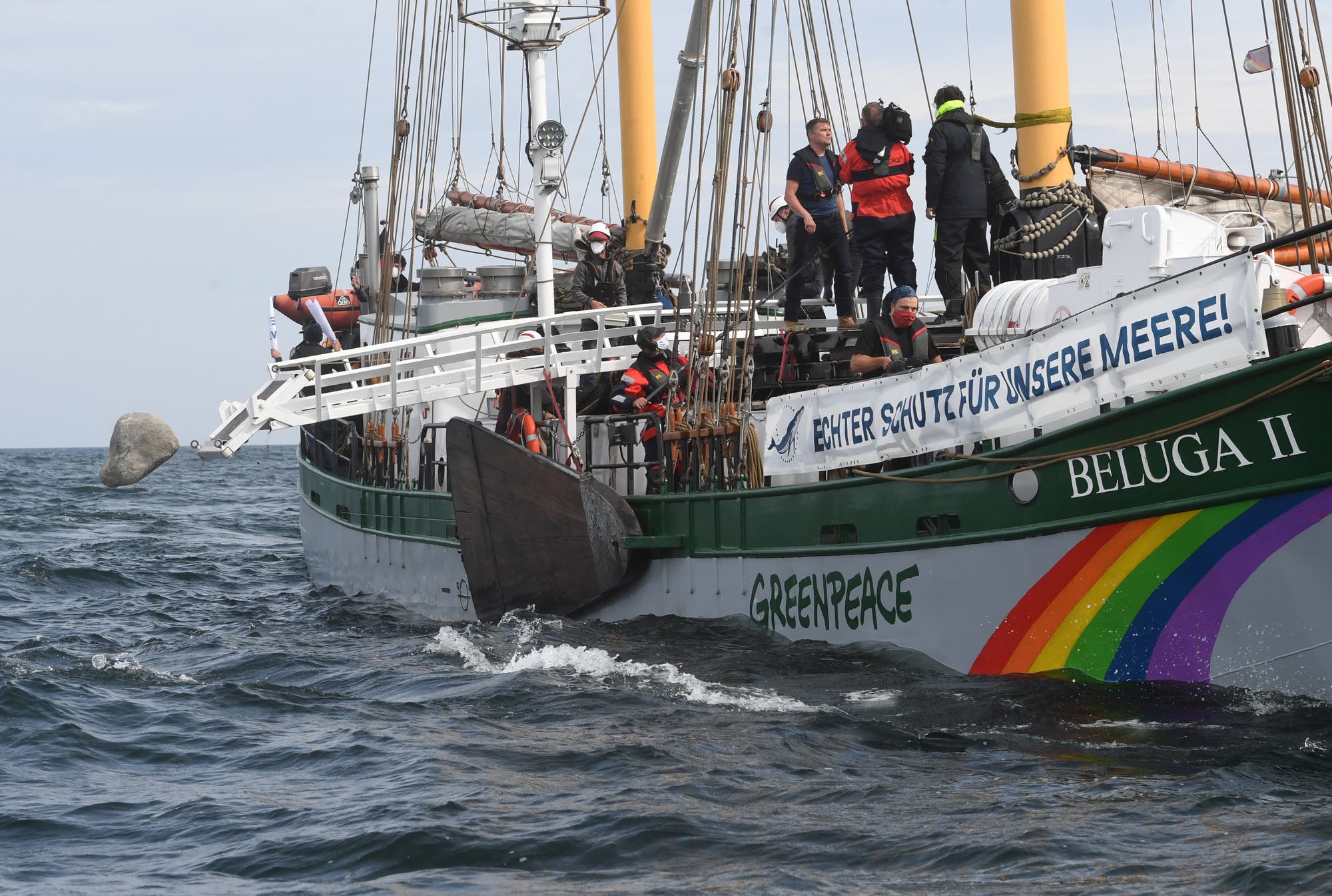 Greenpeace-Aktivisten versenken vor der Ostsee-Insel Rügen große Granitblöcke im Meer.