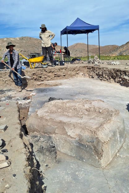 Archäologen graben die Basis eines Pfeilers aus, der einst den achteckigen Kirchenbau in Artaxata stützte.