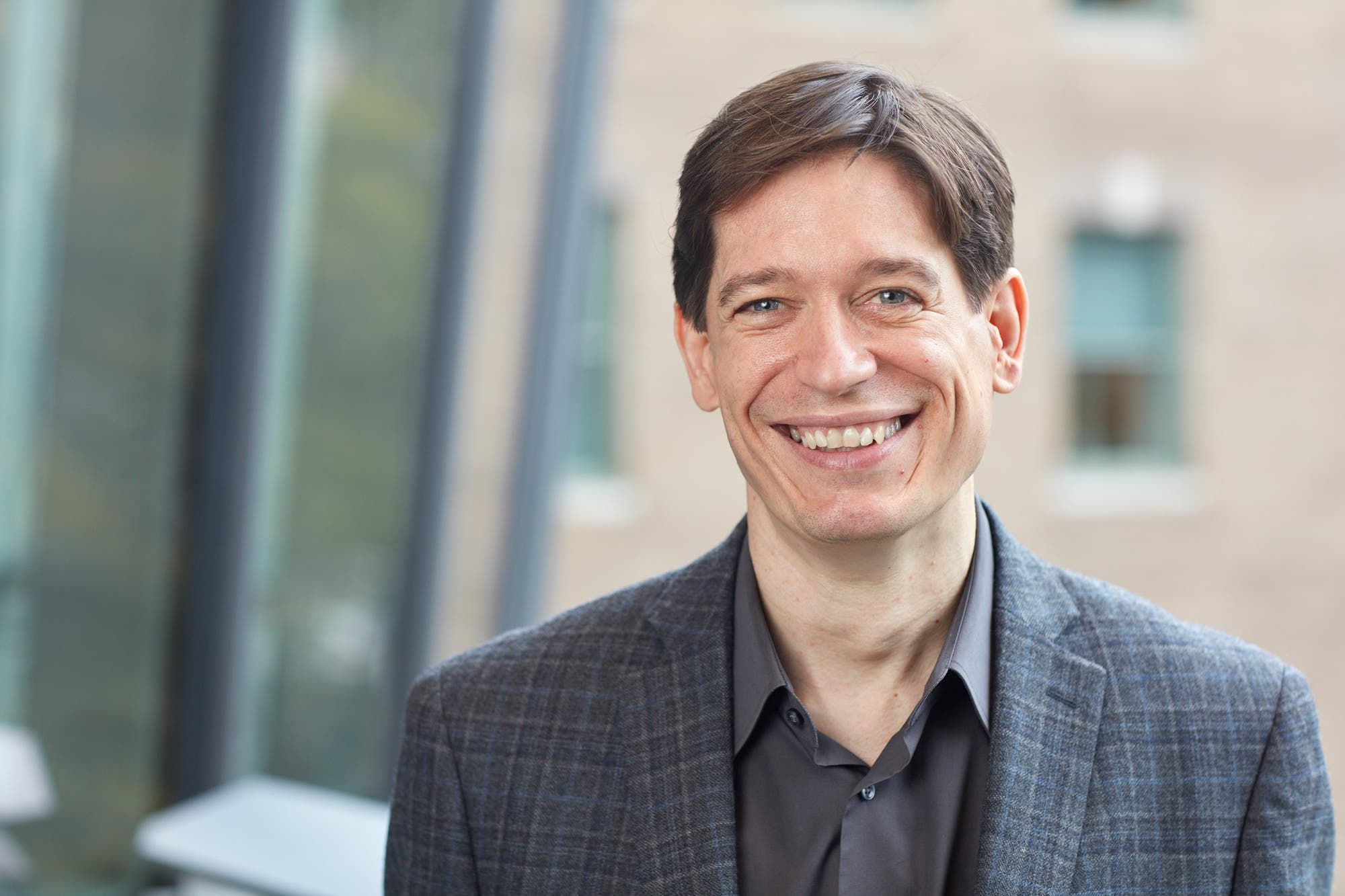 Daniel Kronauer lächelt freundlich in die Kamera.