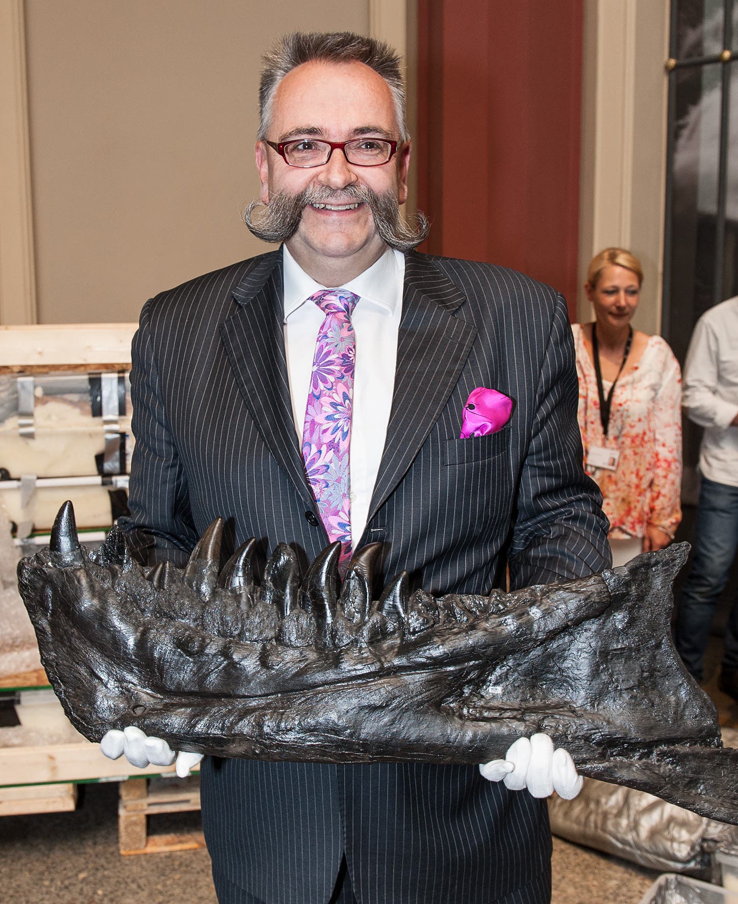 Persönliche Sympathien brachten den Tyrannosaurier nach Berlin: Johannes Vogel, Generaldirektor des Museums für Naturkunde Berlin, präsentiert einen Kieferknochen.