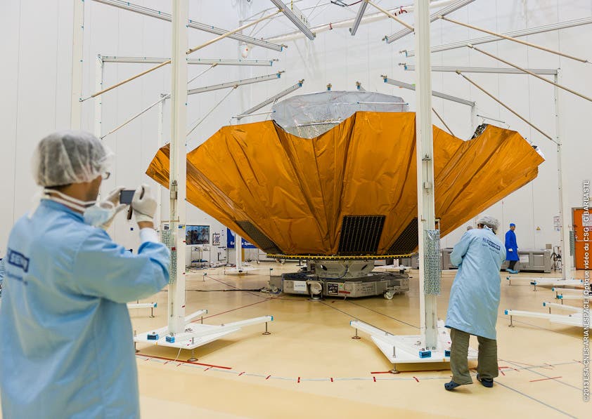 Beim Aufklappen des Gaia-Sonnenschutzes in der Montagehalle