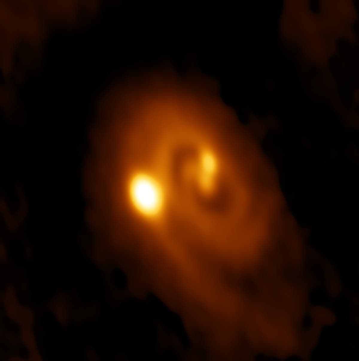 ALMA erkundet das Dreifachsternsystem L1448 IRS3B im Sternbild Perseus