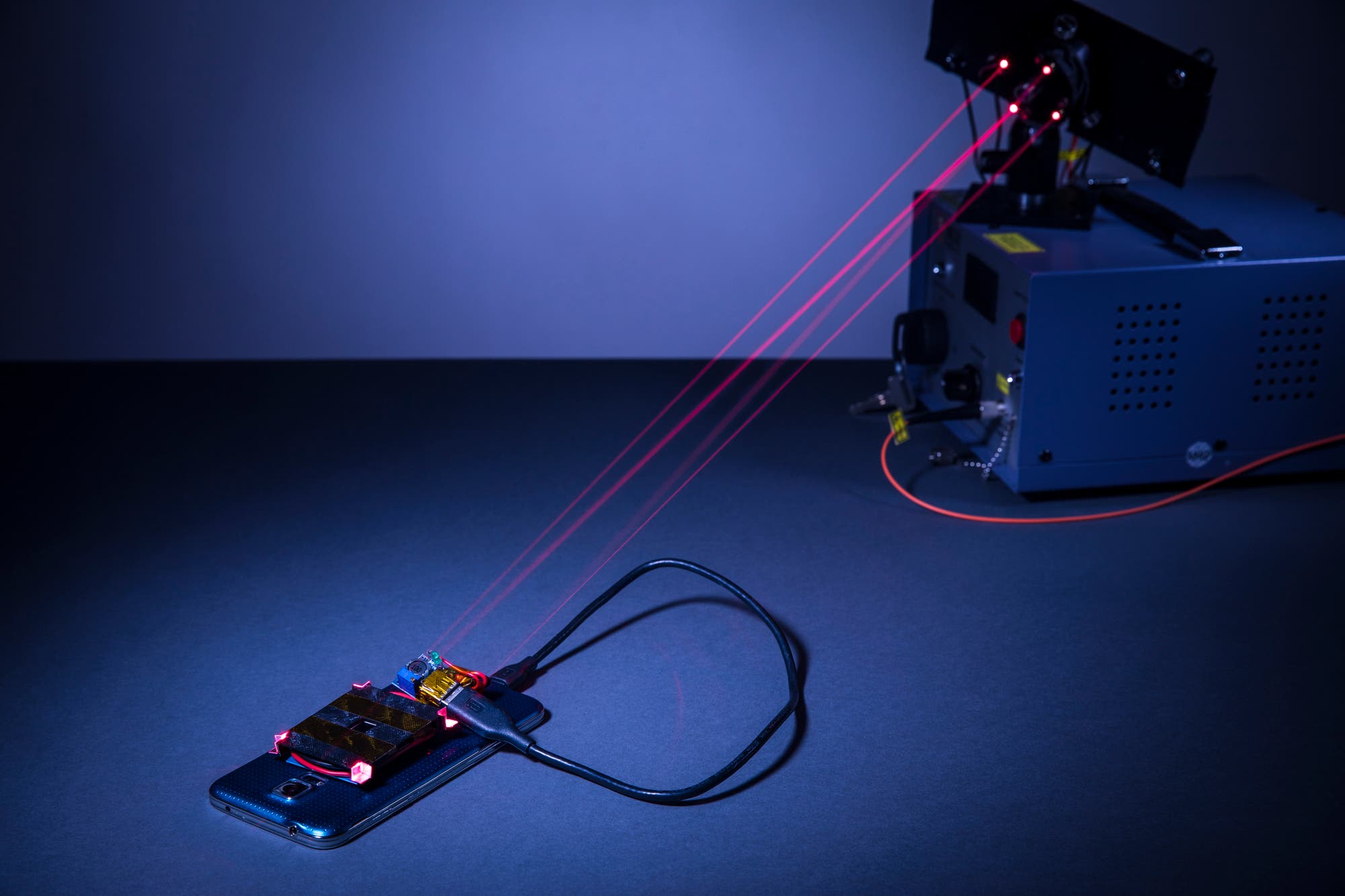 Smartphone lädt per Laser