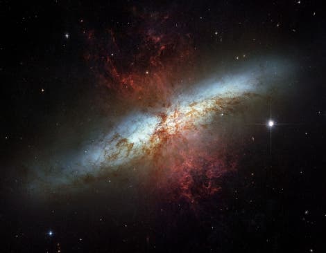 M82 erstrahlt in sechs Wellenlängen