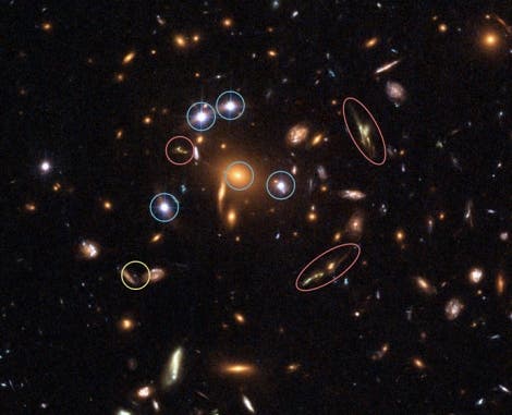 Galaxie-Cluster vergrößert ferne Objekte