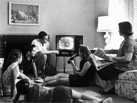Familie beim Fernsehen 1958