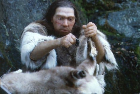 Neandertaler beim Fellschneiden