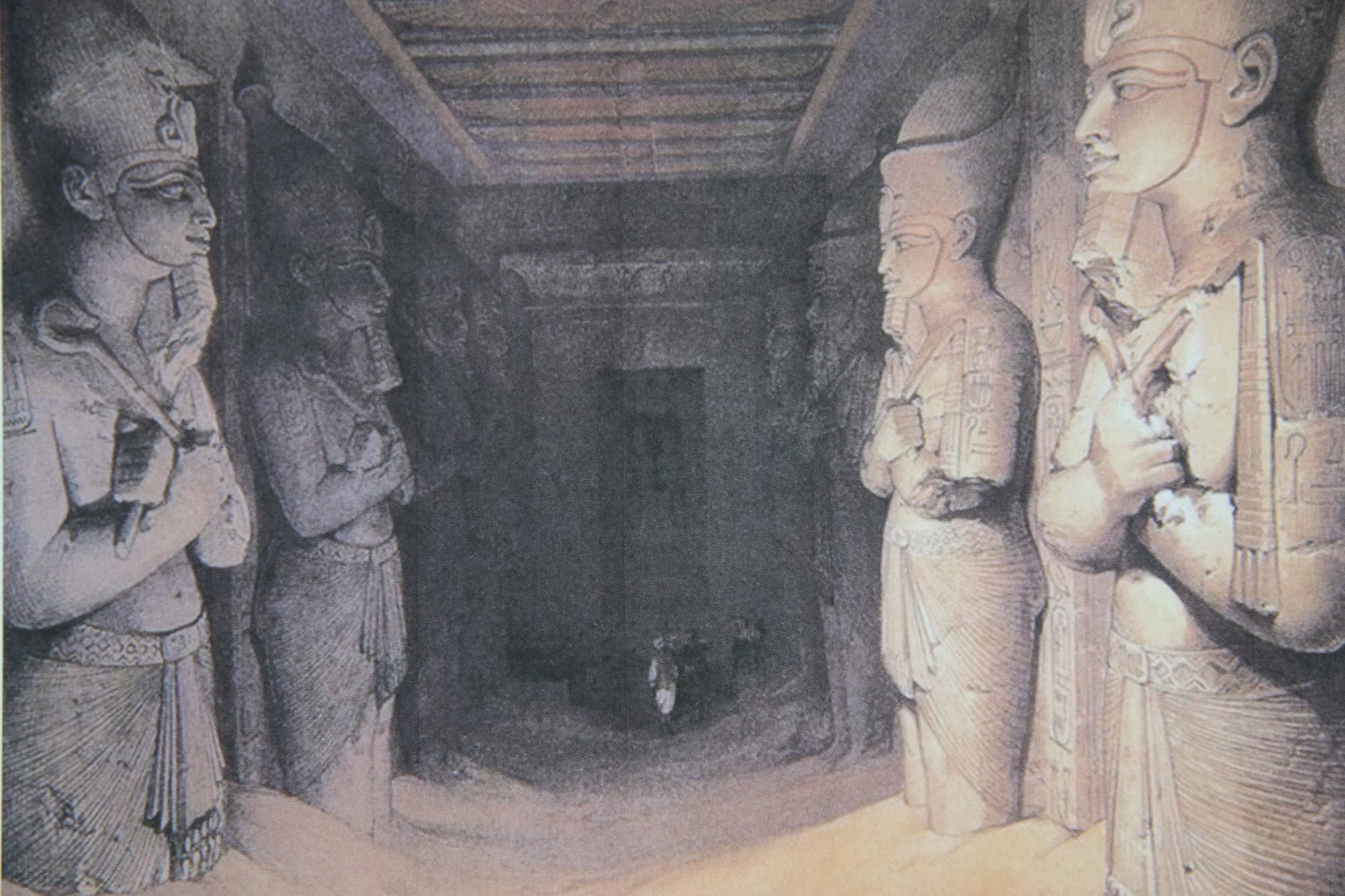 Zeichnung der Monumentalstatuen aus dem Inneren des Tempels.