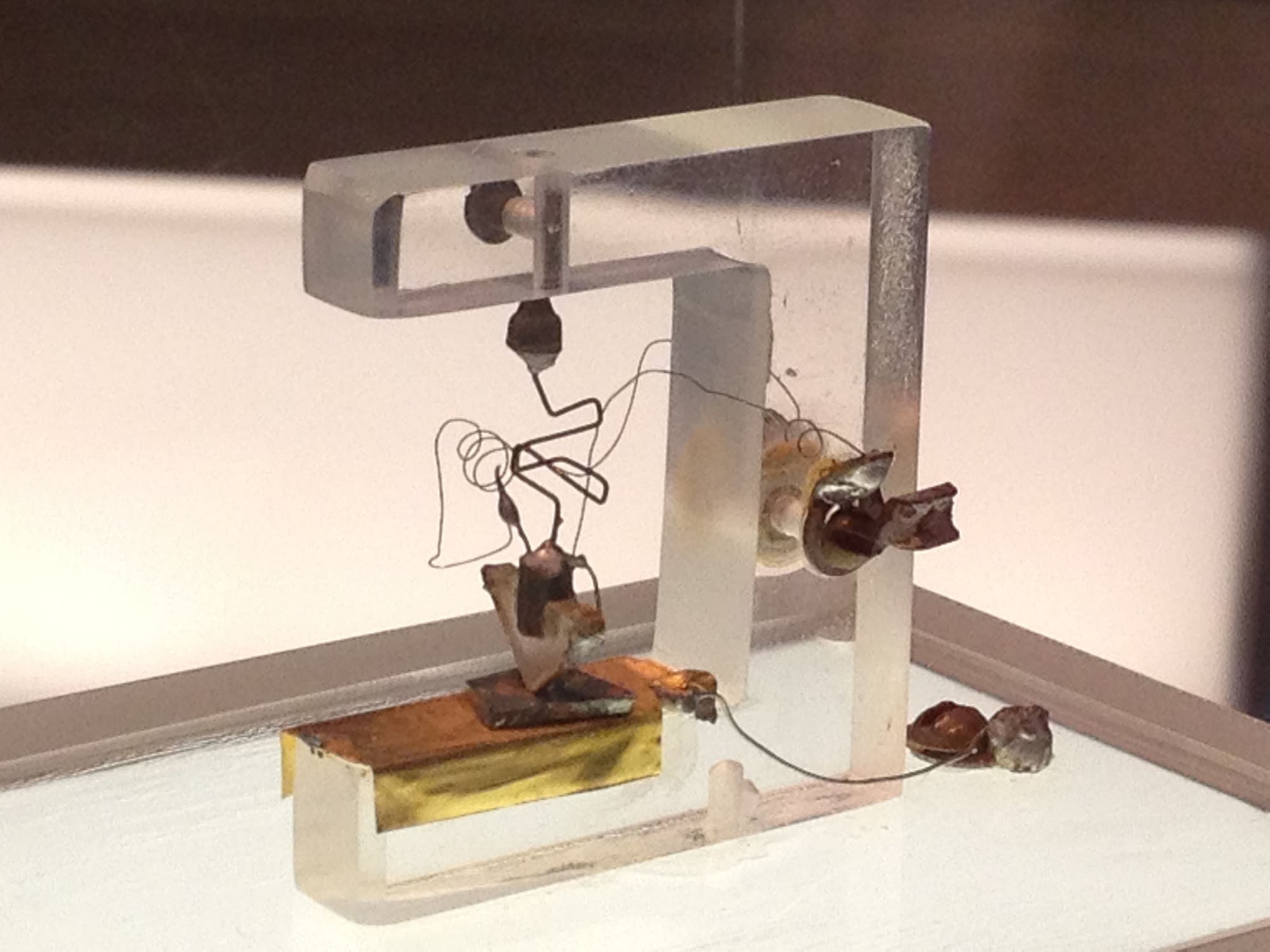 Der erste Transistor, gebaut 1947 in den Bell Labs