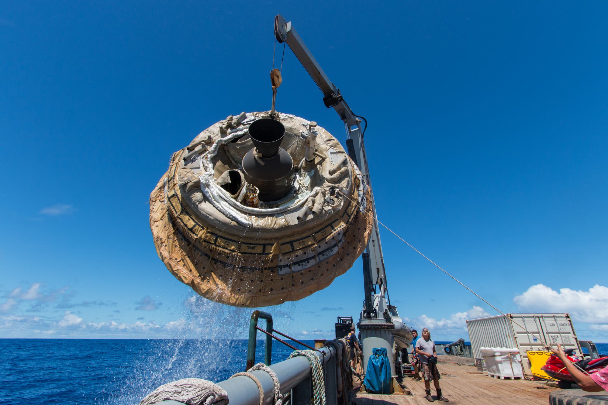 Die Testkapsel LDSD wird nach ihrem Flug aus dem Pazifik gefischt