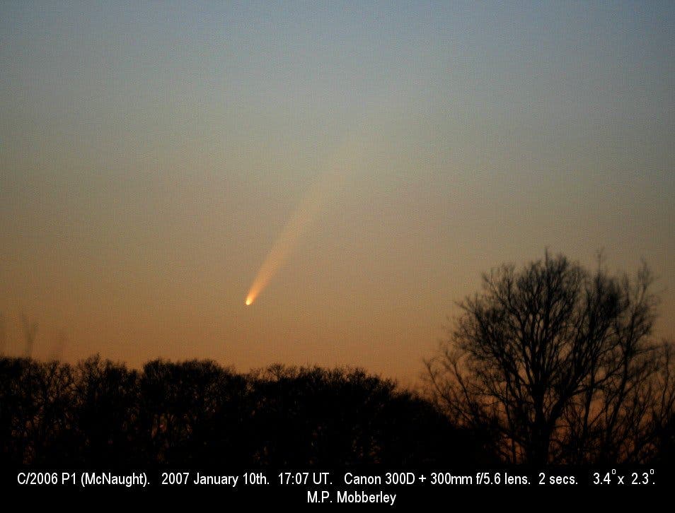 Das Bild zeigt eine astronomische Aufnahme des Kometen McNaught.