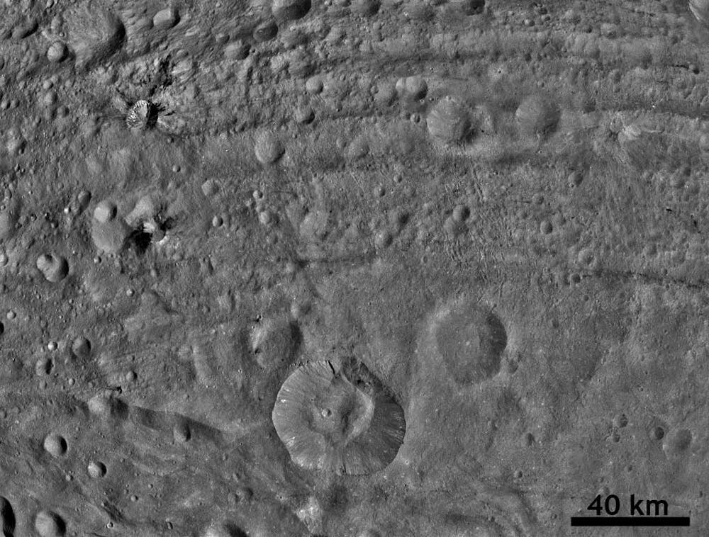 Furchen und Krater auf Vesta