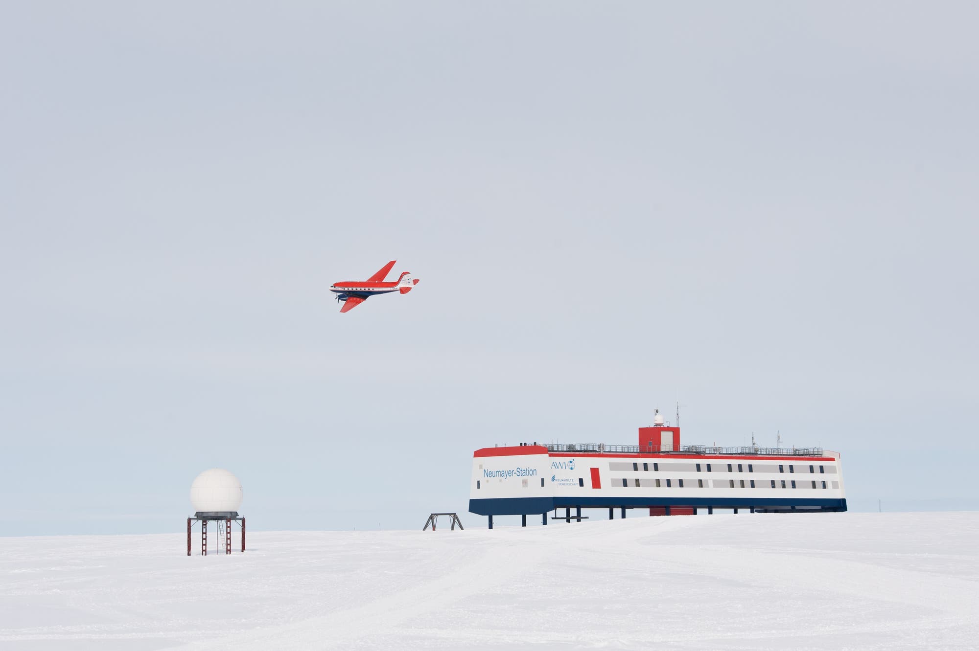 Das deutsche Polarforschungsflugzeug Polar 6 beim Ueberflug der deutschen Antarktis-Forschungsstation Neumayer-Station III