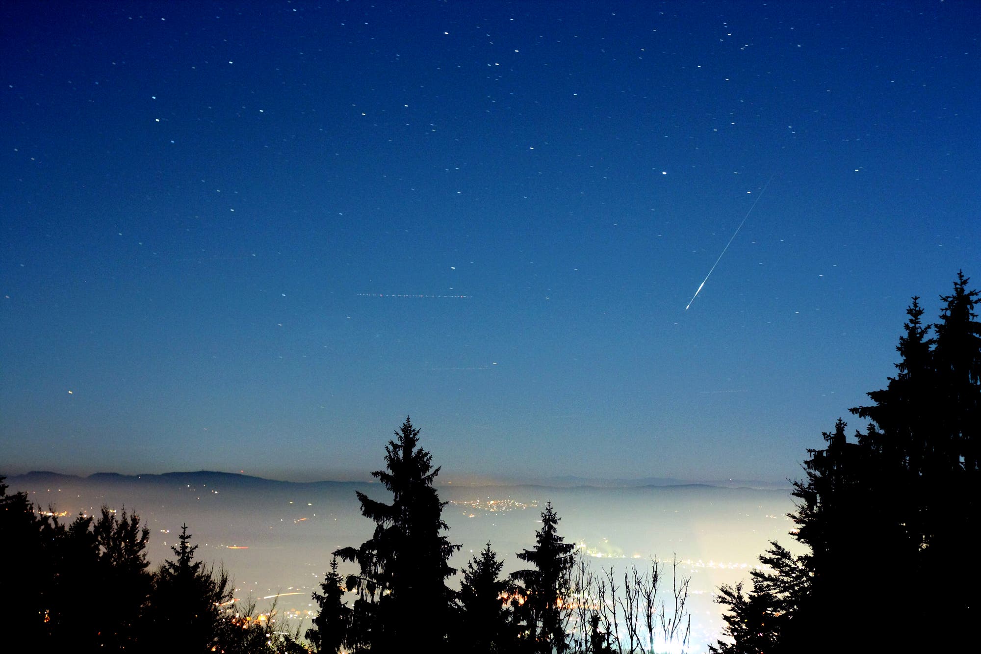 Ein heller Tauridenmeteor am 31. Oktober 2015 über den Alpen