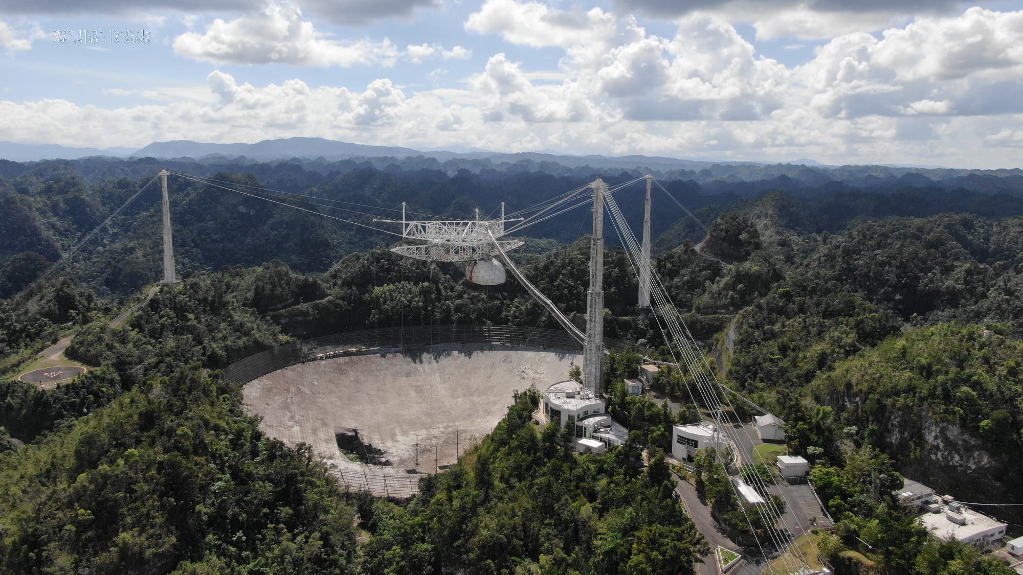 Blick auf das Arecibo-Teleskop mit Schaden im November 2020.