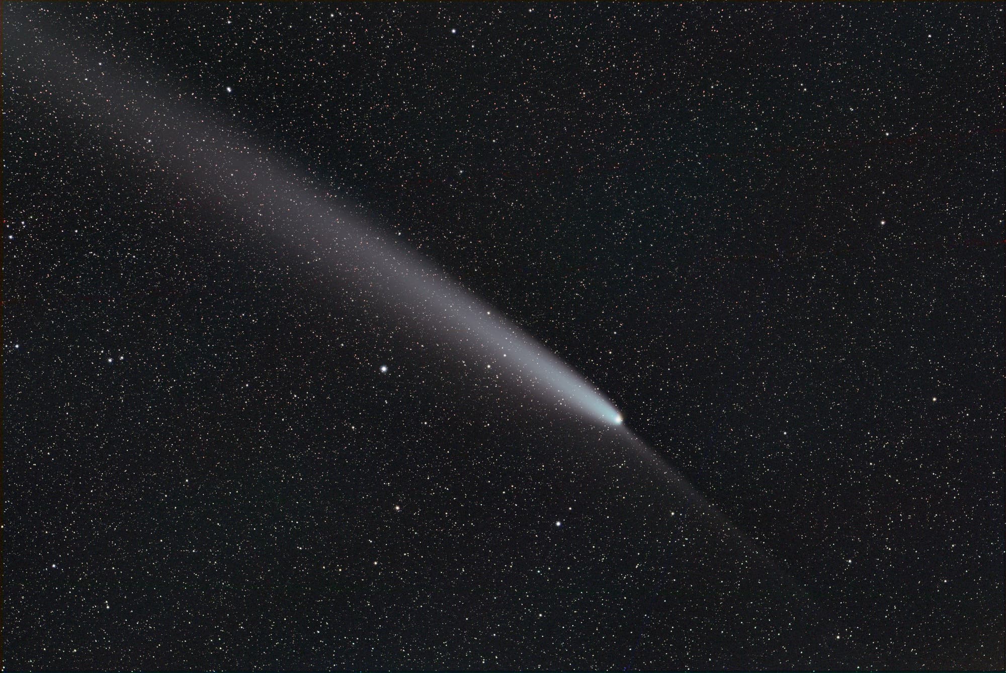 Fotografie des Kometen C/2023 A3 (Tsuchinshan-ATLAS) mit Staubschweif und Gegenschweif