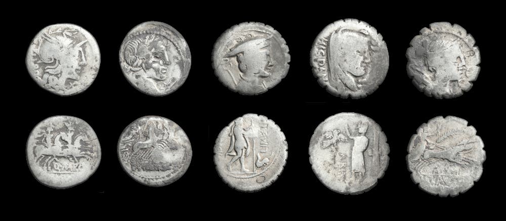 Eine Sammlung von f&uuml;nf antiken Silberm&uuml;nzen, mit Vorder- und R&uuml;ckseite in zwei Reihen angeordnet. Die M&uuml;nzen zeigen unterschiedliche Pr&auml;gungen mit Portr&auml;ts von Profilansichten und mythologischen Szenen. Die Details der Pr&auml;gungen variieren, einige zeigen menschliche Figuren, andere Tiere oder symbolische Darstellungen. Die M&uuml;nzen sind auf einem schwarzen Hintergrund platziert, was die silberne Farbe hervorhebt.