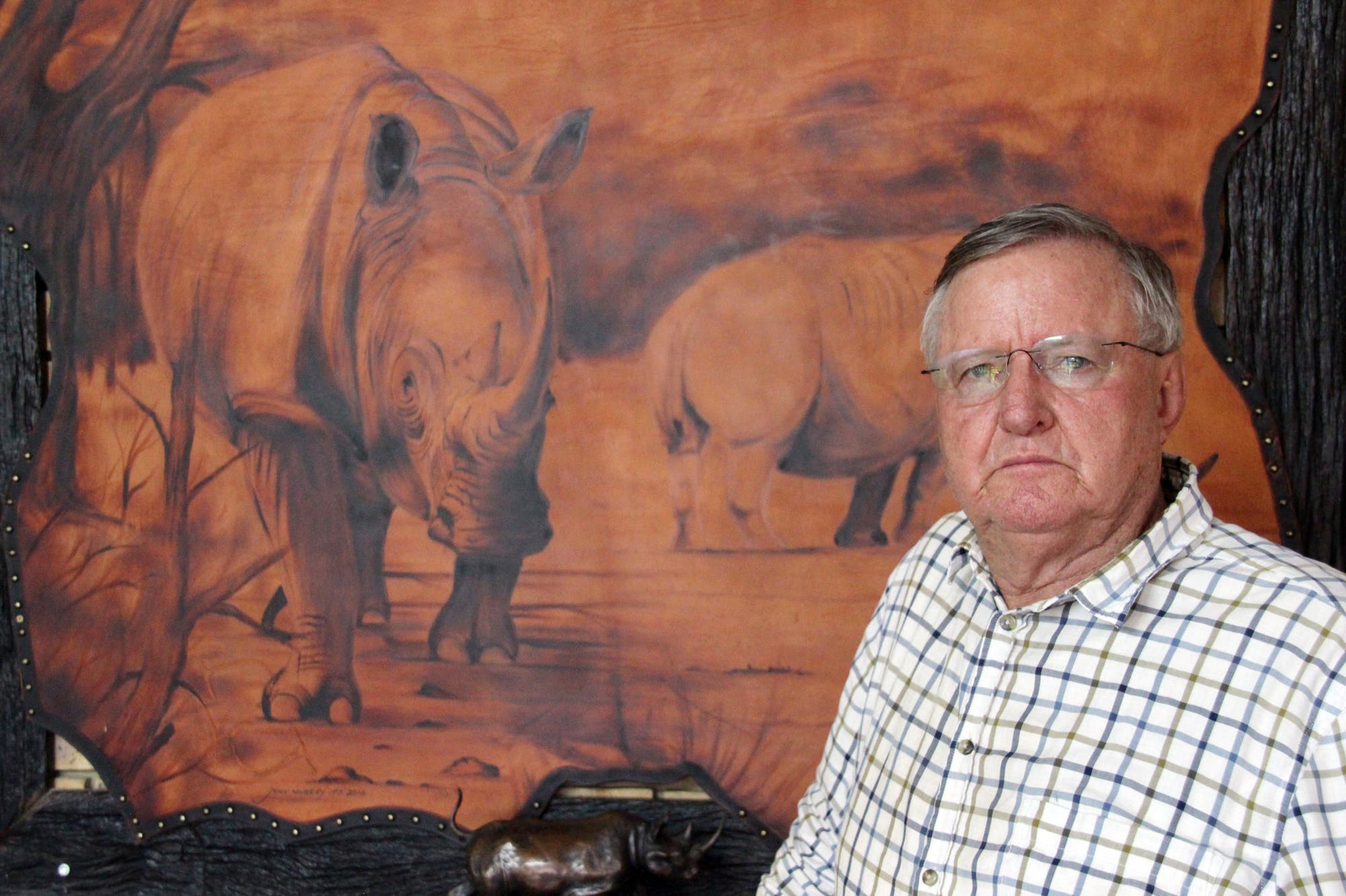John Hume vor einem Nashorngemälde im Jahr 2019