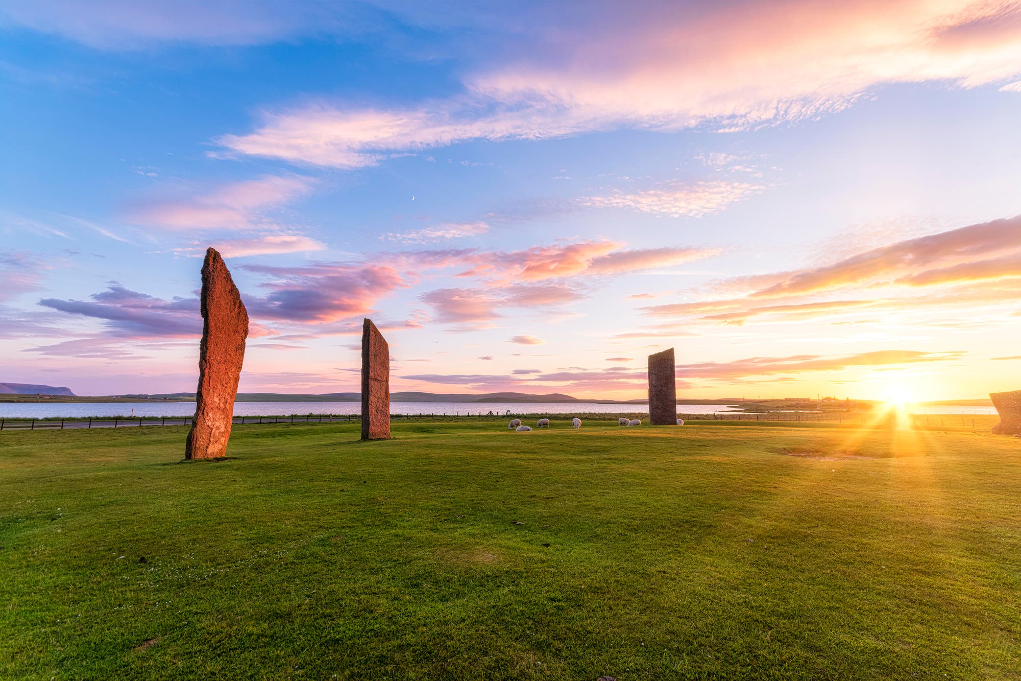 Steine des neolithischen Rundmonuments Stones of Stenness auf der Insel Mainland der Orkneys.