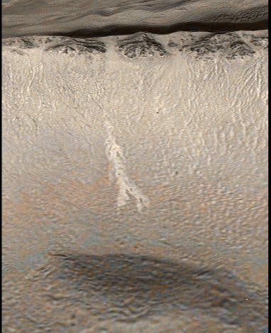 Wasserflecken am Kraterrand