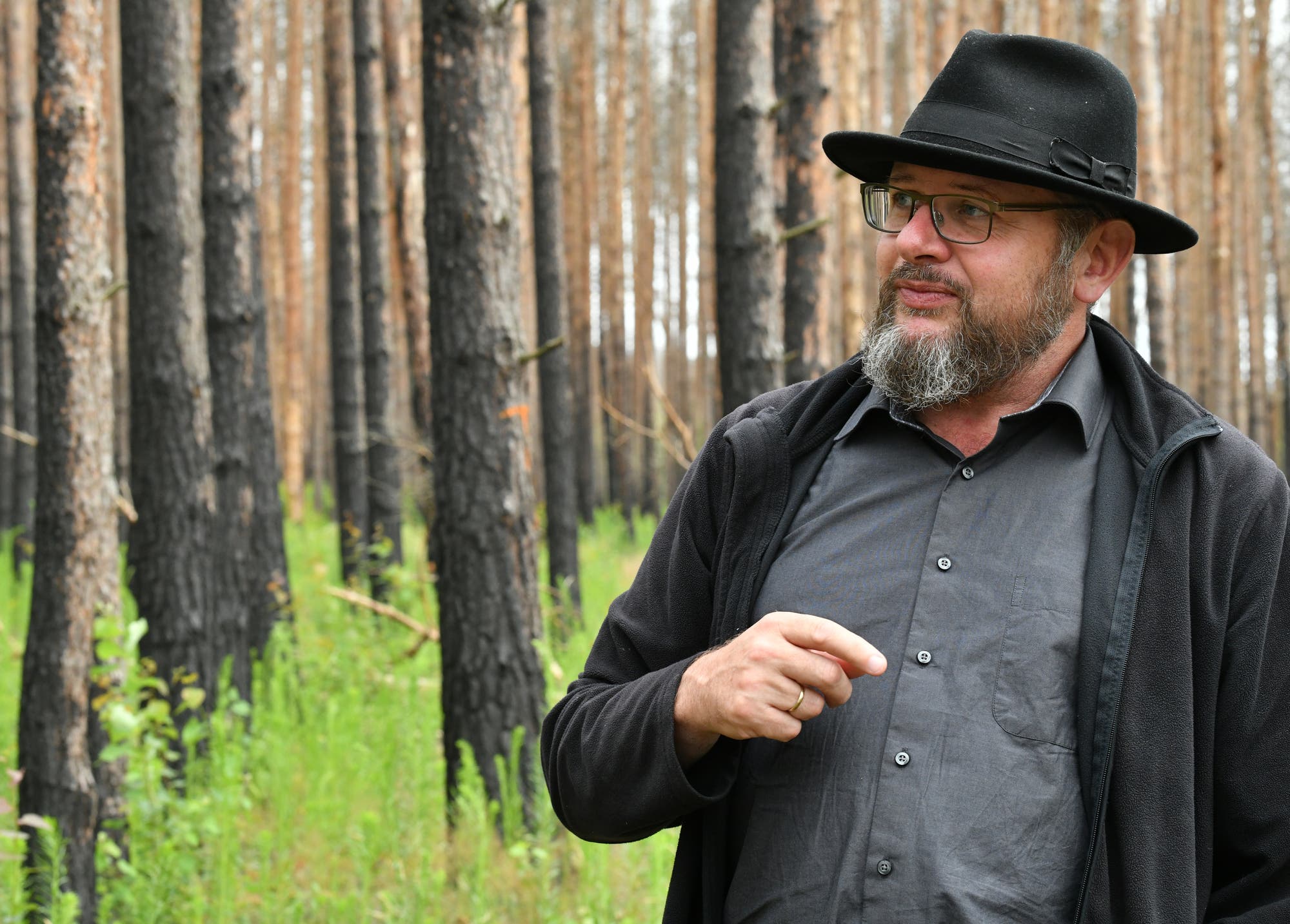 Pierre Ibisch, Professor für Professor der Hochschule für nachhaltige Entwicklung Eberswalde, geht durch den 2018 abgebranntem Wald bei Treuenbrietzen
