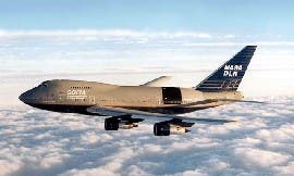 Das SOFIA-Flugzeug im Flug über den Wolken